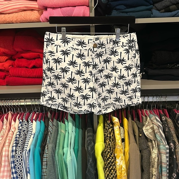 Old Navy white with dark navy palm trees 5” shorts size 2 - Picture 1 of 3